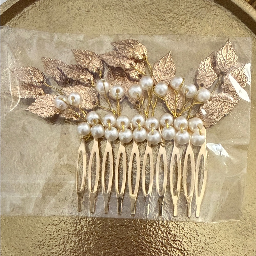 Elegant Gold and Pearl Hair Comb